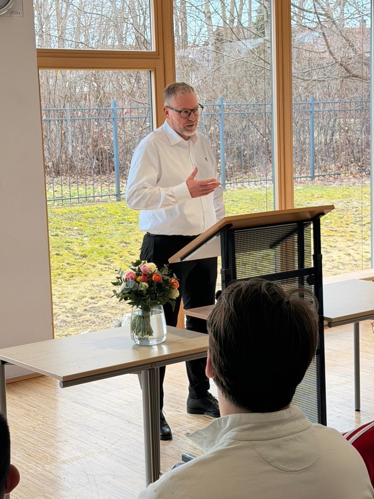 Landrat Andreas Danzer schenkte eine Unterrichtsstunde an der Chiemseeschule Zimmermann in Traunstein