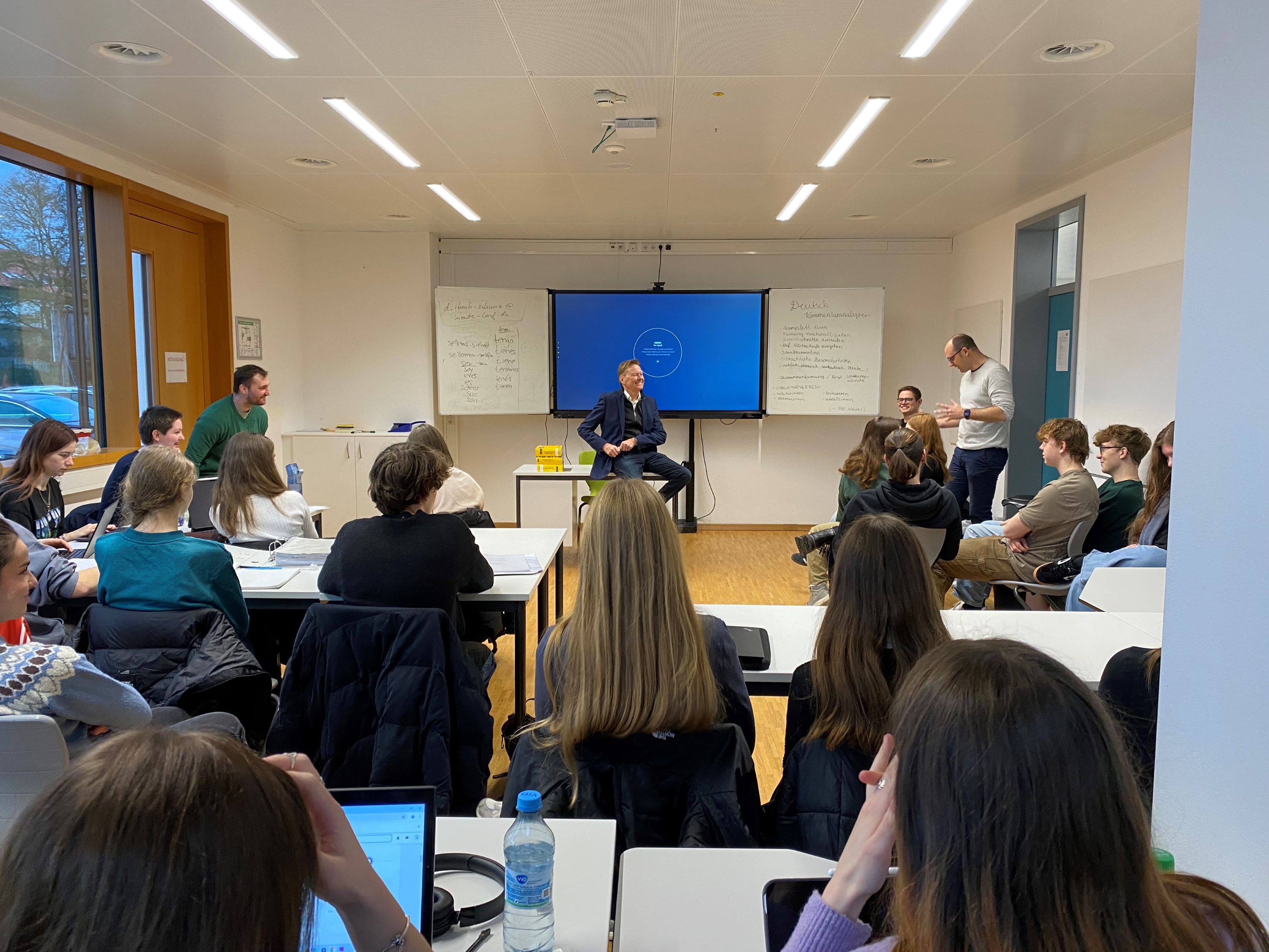 Landtagsabgeordneten (MdL) Norbert Dünkel (CSU) und Felix Locke (FW) den Auftakt für die politische Woche an der FOS und der Mittelschule