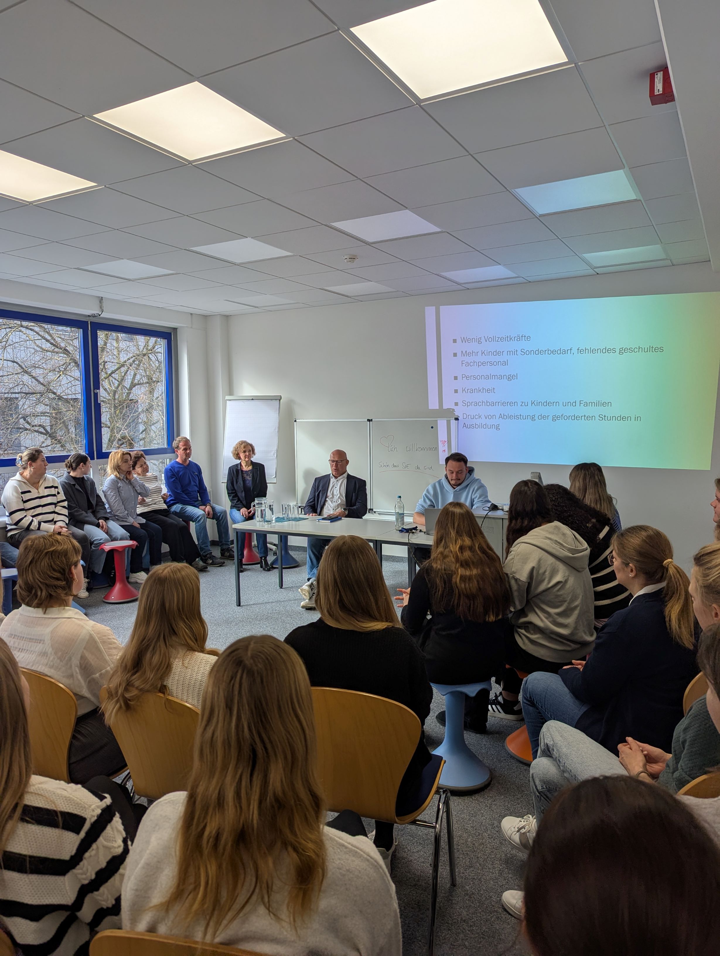 MdL Anton Rittel in einer interessanten Diskussion mit Schülerinnen und Schülern an der Fachakademie für Sozialpädagogik Mering
