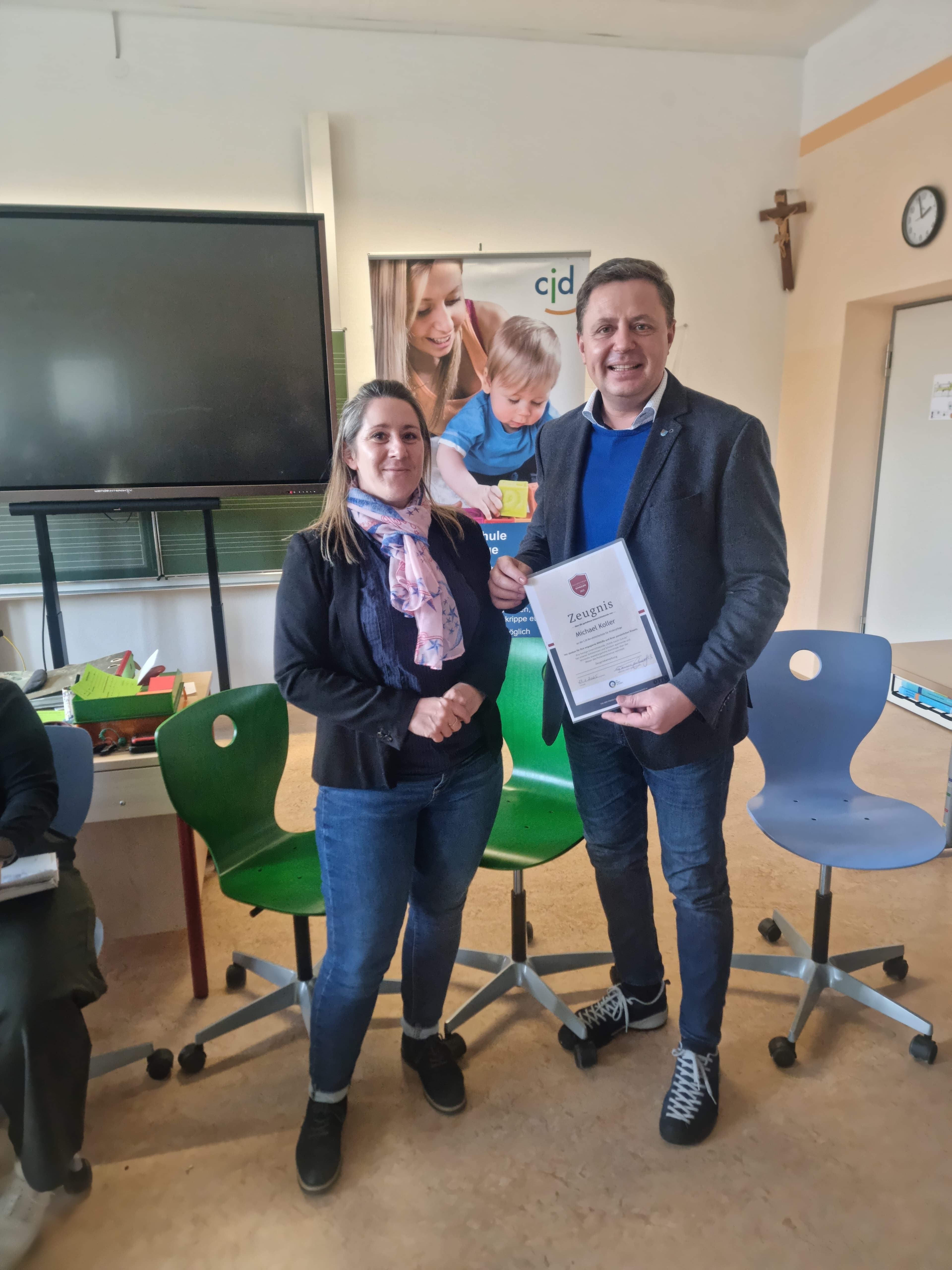 Zeugnisübergabe: Herr Michael Koller, MdL und Schulleiterin Frau Mag. Tamara Ennemoser-Schurich