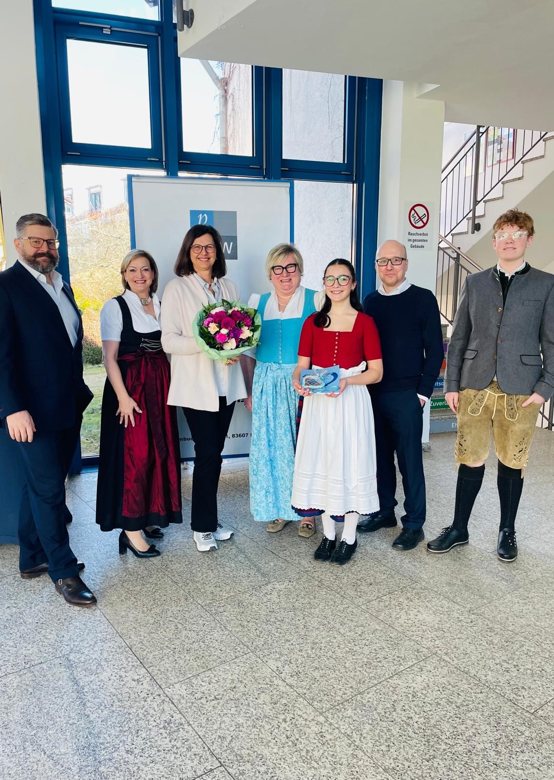 GF Florian Kurrle, Nicola Söhnges, Ilse Aigner, Andrea Schreyer, Stefan Klein, Schüler/in: Valentina Monti und Samuel Maier