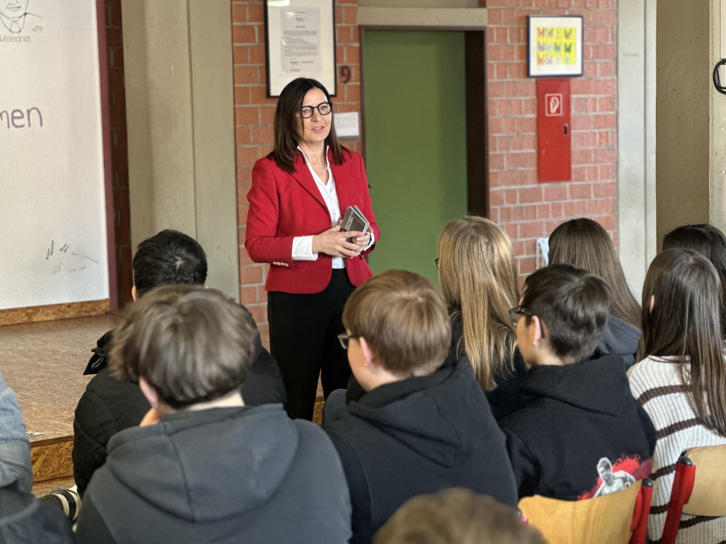 Stimmkreisabgeordnete Barbara Becker im Gespräch über die Fragen und Ideen der Schüler/innen, die sie zuvor auf Karten notiert hatten.